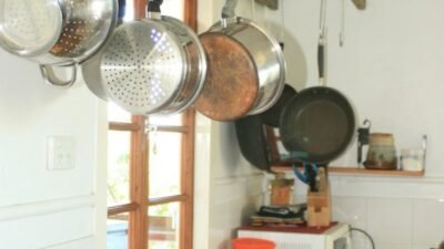 Hanging Rack Kitchen Design: Membuat Ruang Makan yang Efisien dan Estetik