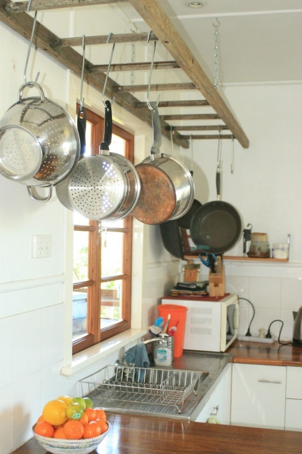 Hanging Rack Kitchen Design: Membuat Ruang Makan yang Efisien dan Estetik 1