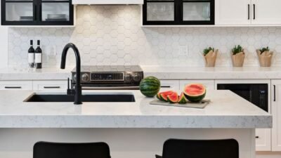 Monochrome Kitchen Inspiration: 10 Ide untuk Membuat Ruang Makan yang Elegan 7 Monochrome Kitchen Inspiration: 10 Ide untuk Membuat Ruang Makan yang Elegan