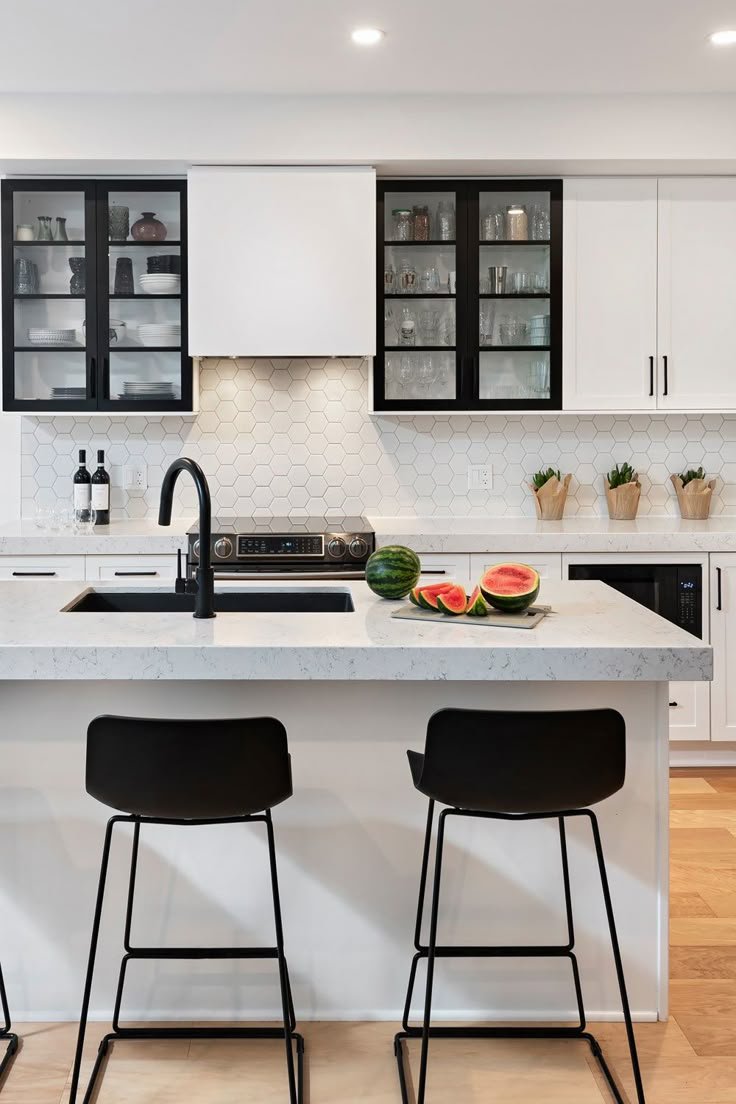 Monochrome Kitchen Inspiration: 10 Ide untuk Membuat Ruang Makan yang Elegan 1