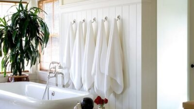 Rahasia Mengatur Handuk Kamar Mandi yang Nyaman dan Estetik 15 Rahasia Mengatur Handuk Kamar Mandi yang Nyaman dan Estetik