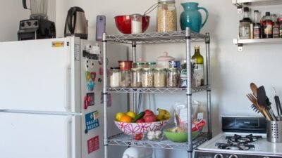 Small Kitchen Storage and Decor: Tips dan Ide untuk Ruang Makan yang Efisien 3 Small Kitchen Storage and Decor: Tips dan Ide untuk Ruang Makan yang Efisien