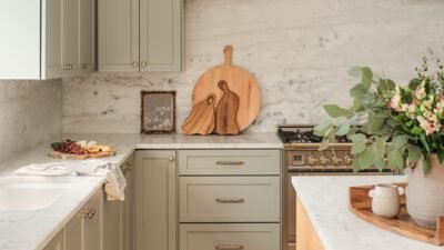 "Soft Tone Kitchen Interior: Desain yang Nyaman dan Elegan untuk Ruang Makan"