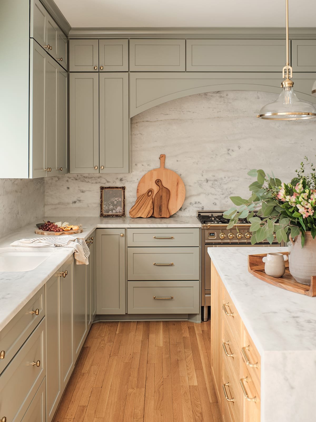 "Soft Tone Kitchen Interior: Desain yang Nyaman dan Elegan untuk Ruang Makan" 1